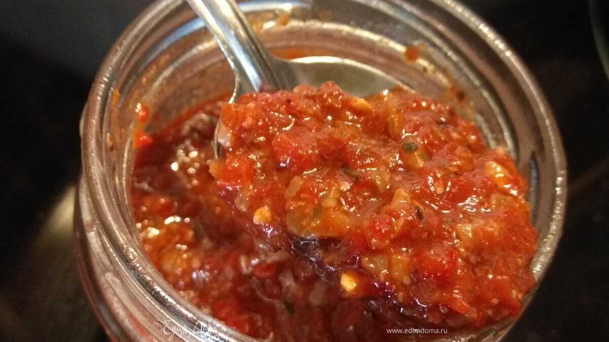 Соус с паприкой и грецкими орехами — пикантный соус для мясных блюд