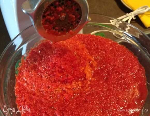 Моем паприку, удаляем семена, внутренние перегородки и перекручиваем на мясорубке.