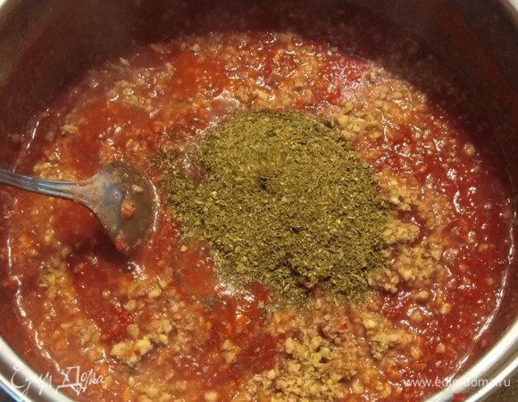 Пропускаем через пресс чеснок, в блендере измельчаем орехи и выкладываем в кастрюлю, добавляем хмели-сунели и острый перец по вкусу. Варим, помешивая, но уже под крышкой еще 10 минут. В самом конце вливаем масло и уксус, хорошо перемешиваем и даем покипеть минуту.