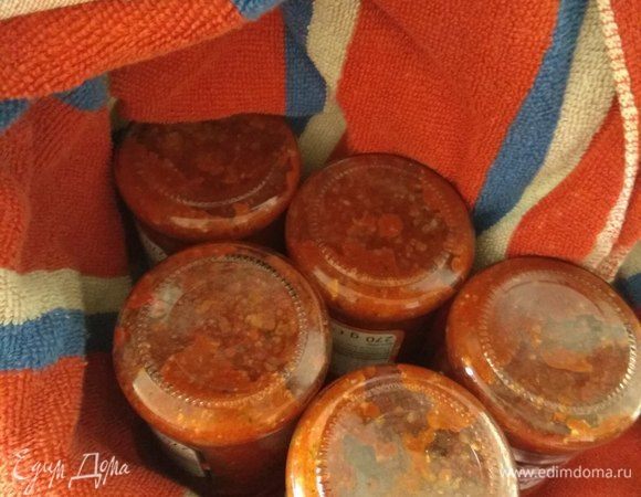 Раскладываем по банкам и убираем в плед крышкой вниз для медленного остывания.