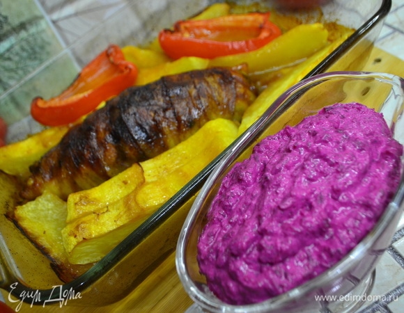 Перекладываем соус в соусник и подаем к мясу и овощам. Соус замечательный по вкусу, и его не бывает много! Вам не раз придется пополнять соусник свекольно-хреновым соусом!