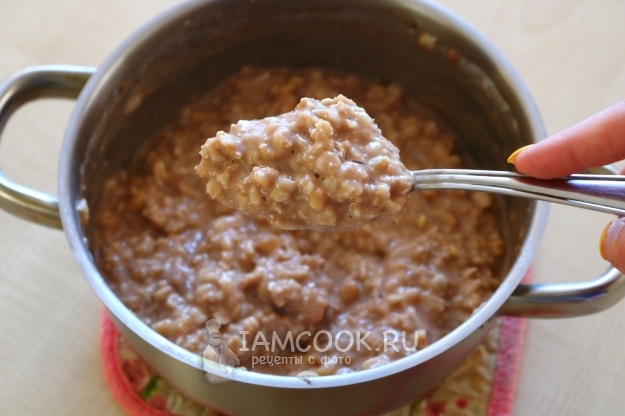 Фото геркулесовой каши с бананом и орехами