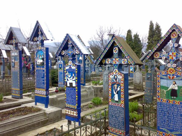 Чимитирул-Весел (Cimitirul Vesel) в переводе с румынского означает &amp;quot;веселое кладбище&amp;quot;. Первые разноцветные деревянные надгробия появились в Сепынце в 1930-х. На них местный художник и скульптор Стан Йон Петраш изображал веселые картинки из жизни захороненных и в ироничной форме рассказывал о них самих. Сейчас на территории кладбища расположено около 800 крестов разнообразных форм. Надписи все на румынском, и содержание у них примерно такое:&amp;quot;Здесь лежит моя теща. Если бы она прожила на год дольше, то здесь бы лежал я&amp;quot;.&amp;quot;Покойный был горьким пьяницей и забиякой. Постоянно досаждал соседям, пока не был задавлен машиной на радость всей деревне&amp;quot;.Сам Петраш похоронен здесь же, надпись на его могиле гласит: &amp;quot;За всю свою жизнь я никому не причинил зла…&amp;quot;.После его смерти яркие и веселые памятники продолжает создавать его ученик.