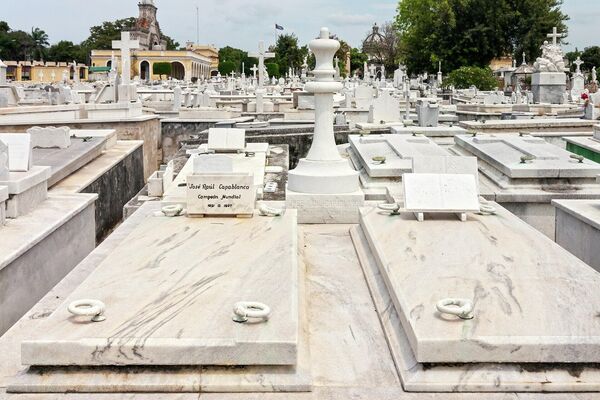 Кладбище Кристобаля Колона (названо в честь Христофора Колумба) основано в 1876 году.На нем расположено более 56000 гробниц и более 500 мавзолеев. В общей сложности здесь погребено более миллиона человек.Этот некрополь считается одним из самых важных в Латинской Америке с исторической и архитектурной точки зрения, уступая только Ла Реколета в Буэнос-Айресе.На фото: могила легендарного кубинского шахматиста Хосе Рауля Капабланки.