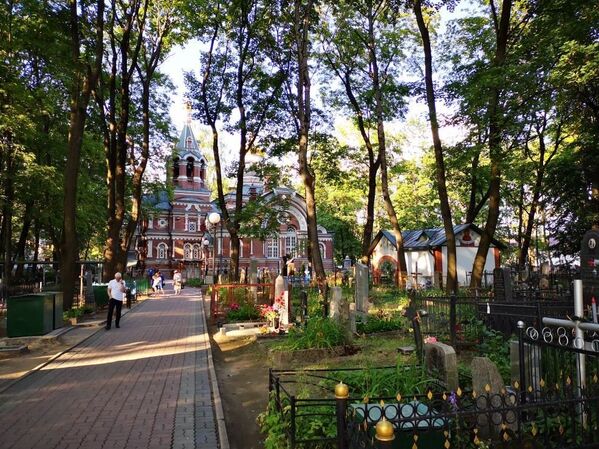 Военное кладбище Минска, наряду с Кальварийским, один из самых старых некрополей в черте города.В 1840-х здесь хоронили военнослужащих, умерших в военном госпитале Минска, когда кладбище переполнилось, рядом основали новое – его торжественное освящение состоялось в 1895 году. В 1920-1930-х здесь хоронили видных государственных, военных, научных деятелей, представителей творческой интеллигенции. С середины 1950-х Военное кладбище закрыли для погребений.Тут похоронены Якуб Колас и Кузьма Чорный, Янка Купала и его жена Владислава Луцевич, Иван Варвашеня и Александр Рабцевич, а также многие другие выдающиеся белорусы.На фото: Александро-Невская церковь на Военном кладбище.