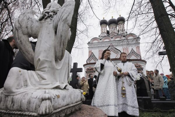 Кунцевское кладбище основано в конце XVII века как кладбище села Спасское-Манухино и называлось Сетуньским, по названию протекающей рядом реке Сетуни. В 1920-х село вошло в состав города Кунцево и кладбище переименовали в Кунцевское. В 1960-м город вошел в состав Москвы, кладбище стало филиалом Новодевичьего.Кунцевское кладбище по-прежнему открыто для захоронения.Здесь находятся могилы Леонида Гайдая, Нонны Мордюковой, Натальи Кустинской, Венедикта Ерофеева, клоуна Карандаша, Юрия Визбора, Валерия Ободзинского, Эдмонда Кеосаяна и других. На фото: священнослужители во время похоронной процессии иерея Даниила на Кунцевском кладбище Москвы.