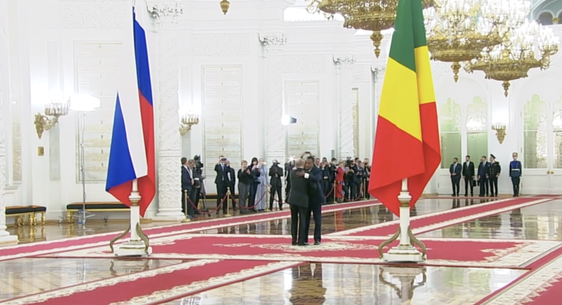 На важных переговорах случился конфуз. Путин быстро исправил ситуацию одной фразой