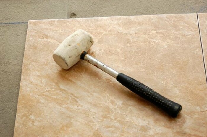 Лучше всего стучать резиновым молотком. |Фото: offthevylc.ru.