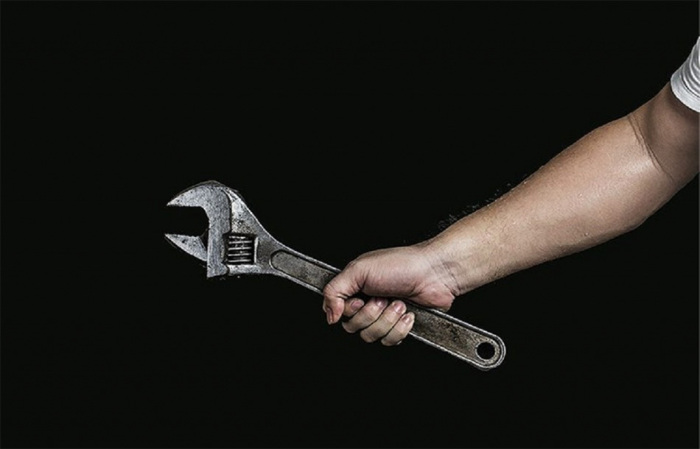 Пускаем в дело пару разводных ключей. ¦Фото: socialinform.ru.