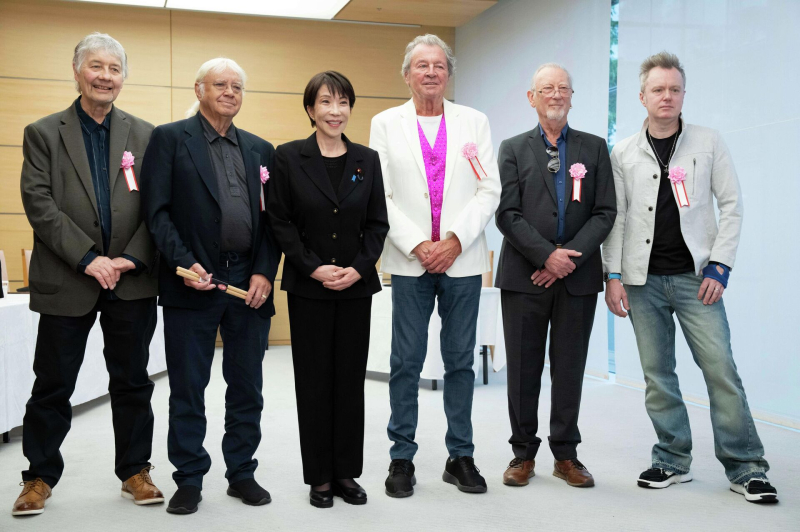 Премьер Японии Санаэ Такаити подарила группе Deep Purple барабанные палочки с автографом