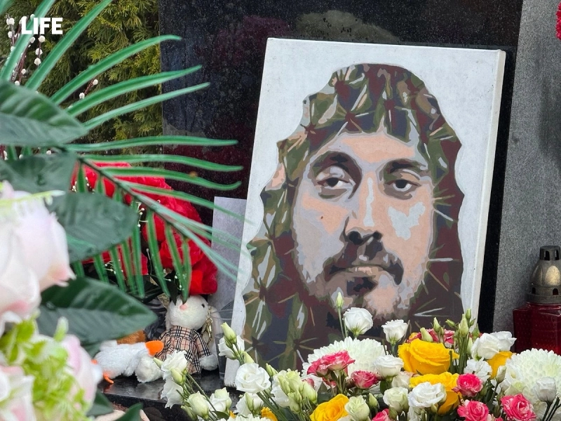 Родные Паши Техника в годовщину смерти рэпера почтили его память на кладбище