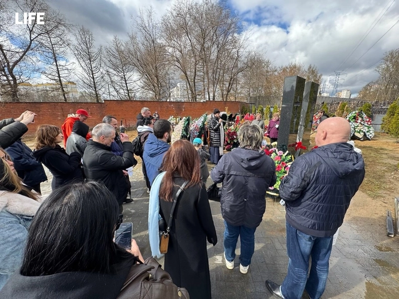 Родные Паши Техника в годовщину смерти рэпера почтили его память на кладбище