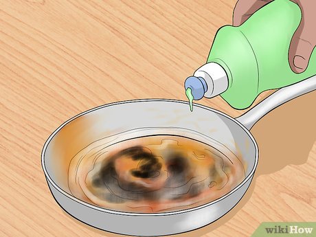 Step 2 Добавьте в воду несколько капель средства для мытья посуды.