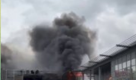 В Калининграде несколько часов бушует пожар в торговом центре «Гиант»