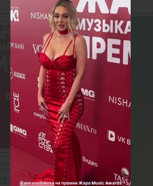 Звёзды без Фотошопа и нужного света: 5 реальных фото