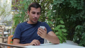 Экран iPhone не гаснет: что делать? Экран iPhone не гаснет при разговоре