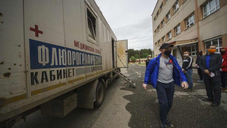 Слуцкий призвал дать право на досрочную пенсию одной категории медиков